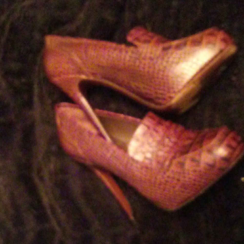 Vera Wang Lavender platform 6 in size 8 us